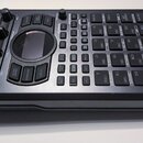 Stříbrný sampler s černými ovládacími prvky a displejem uprostřed. Na horní části je nápis SP-404MKII a v levém dolním rohu logo Roland. Zařízení obs…
