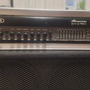 Černý basový zesilovač s hliníkovým rámem, na kterém je nápis Ampeg SVT-3 PRO. Přední panel obsahuje řadu ovládacích knoflíků a přepínačů s popisky I…