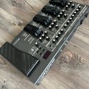 Šedý kytarový multifekt s černými pedály a ovládacími knoflíky. Na přístroji je vidět nápis BOSS ME-80 Guitar Multiple Effects a logo BOSS. Povrch je…