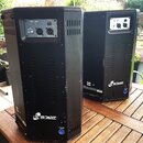 Dva černé aktivní reproduktory v plastových skříních. Na zadním panelu jsou vidět konektory XLR, ovladač hlasitosti a nápisy „POWER ON LIMITER“, „SIG…