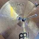 Zlatý kovový činel s koncentrickým žebrováním. V horní části je nápis HCS BRONZE MADE IN GERMANY 14" Hihat Top, ve spodní části je logo MEINL. Činely…