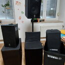 Sada černých reproduktorů a subwooferů značky Yamaha. Na přední stranách zařízení jsou viditelná loga YAMAHA. Soubor obsahuje jeden reproduktor na st…