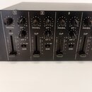 Černý rackový audio procesor s čtyřmi identickými ovládacími sekcemi označenými čísly 1, 2, 3 a 4. Každá sekce obsahuje dva otočné knoflíky s popisky…
