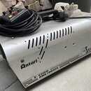Stříbrný kouřový stroj s černými plastovými prvky. Na boku jsou nápisy „Antari“, „Z-1200 DMX FOGGER“ a „Z 1200 Series“. Povrch vykazuje známky použív…