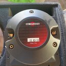 Fotografie znázorňuje reproduktor v černé barvě s červeným středovým krytem. Na krytu je bílý nápis B&C SPEAKERS, označení modelu DE 82-16 a text Mad…