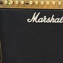 Černý kytarový kombozesilovač s bílým logem Marshall na předním textilním krytu. Horní ovládací panel nese nápisy Advanced Valvestate Technology, AVT…