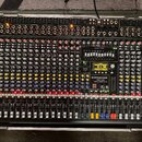 Černý mixážní pult v transportním kufru. Na panelu je vidět nápis DYNACORD CMS 2200 COMPACT MIXING SYSTEM. Zařízení obsahuje řadu vstupních kanálů s…