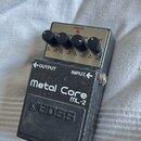 Kytarový efekt pedál značky BOSS, model Metal Core ML-2. Zařízení je v černém kovovém provedení s viditelným opotřebením povrchu a prachem. Na horní…