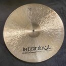 Kovový činel zlatavé barvy s viditelným kovánívým povrchem. Na spodní části je černý nápis istanbul Mehmet a text Handmade Cymbals from Turkey. V hor…