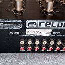 Zadní strana černého DJ mixéru značky reloop. Jsou zde vidět konektory pro OUTPUT (UNBALANCED) s popisky MASTER, BOOTH, REC a INPUT s popisky LINE, P…