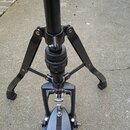 Černý kovový stojan na činely s trojramennou základnou. Na pedálu je viditelné žluté logo a nápis MAPEX. Povrch nástroje vykazuje mírné známky opotře…
