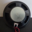 Fotografie znázorňuje zadní stranu černého reproduktoru s kovovým magnetem. Na magnetu je vyražen nápis 526000094, pod ním nečitelné znaky a dále VD2…