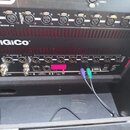 Zadní panel černého elektronického zařízení s bílým logem DiGiCo. Horní řada obsahuje vstupy označené jako DIGITAL AES INPUTS a ANALOGUE, spodní řada…
