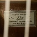Fotografie zachycuje papírový štítek uvnitř akustického nástroje. Na štítku je uveden text „Chitarra originale“, logo „Eko“ a nápis „costruita in Rec…