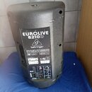 Černý aktivní reproduktor z plastového materiálu. Na zadním panelu je viditelný nápis EUROLIVE B210D a logo behringer. Pod ním je text ACTIVE 200-WAT…