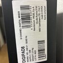 Fotografie detailu bílé papírové nálepky na černém povrchu. Na nálepce je uveden text 8 CHANNEL DIGITAL MIXER a model DIGIPAD8. Jsou zde uvedeny tech…