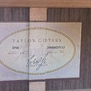 Fotografie detailu štítku uvnitř akustické kytary. Na štítku je uveden nápis TAYLOR GUITARS, model DN8 a sériové číslo 20080429113. Dole je uveden po…