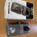 Fotografie zobrazuje kytarový pedál a jeho originální krabici. Na šedém kovovém pedálu i na obalu je uveden nápis tc electronic a model DITTO LOOPER.…