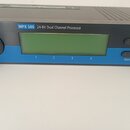 Černý rackový procesor s modrým pruhem v dolní části předního panelu. Na horní hraně je bílý nápis MPX 500 24-Bit Dual Channel Processor. Zařízení má…
