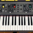 Černý digitální stage piano s klávesnicí. Na levé straně je bílé logo YAMAHA a vpravo nápis STAGE PIANO CP73. Horní panel obsahuje řadu ovládacích kn…