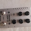 Stříbrný efekt pedál s kovovým šasi. Na přístroji jsou nápisy MOOER, GROOVE LOOP X2 a označení ovládacích prvků: REC/PLAY/DUB, STOP, MODE, SAVE, PATT…