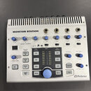 Stříbrná monitorovací stanice s nápisem MONITOR STATION a logem PreSonus v pravém dolním rohu. Zařízení obsahuje čtyři výstupy Phones s pripadajícími…