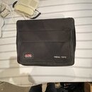 Černý textilní přepravní kufr na efektové pedály. Na přední straně je bílý nápis PEDAL TOTE a logo GATOR Cases. Povrch vykazuje mírné znečištění a op…