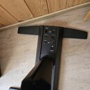 Černý reproduktor v plastovém provedení s nohama. Na zadním panelu jsou umístěny konektory, vypínač a nápisy: „AC Power AC input 100-240V~“, „Power O…