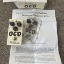 Bílý efekt pedál s nápisy OCD a Fulltone. Pedál má tři černé ovládací knoflíky s popisky Volume, Drive a Tone. Součástí je originální krabice s nápis…
