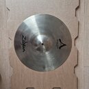 Kovový činel v přirozené stříbrno-zlaté barvě s viditelným opracováním povrchu v koncentrických kruzích. Na povrchu je černý nápis Zildjian a označen…
