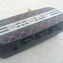 Černý efekt pedál s horní deskou v černém provedení s fialovou síťkovanou strukturou. Na stříbrném panelu je nápis Metal a logo Digitech. Přístroj má…