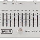 Stříbrný kytarový pedál s nápisem MXR a označením ten band eq. Zařízení obsahuje deset posuvníků s označenmi frekvencí od 31.25 do 16K, levý posuvník…