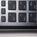 Detailní pohled na ovládací panel černého elektronického zařízení s řadou čtvercových tlačítek. Na tlačítkách jsou bílé nápisy: 2 (BPM+), 6 (BPM-), 1…