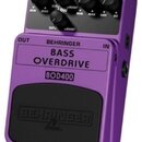 Fialový basový efekt pedál značky BEHRINGER s názvem BASS OVERDRIVE a označením modelu BOD400. Na horní části jsou čtyři ovládací knoflíky s popisky…