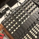 Fotografie zachycuje tři černé mixážní pulty značky ALLEN & HEATH. Jsou zde modely Xone:92, Xone:92 a Xone:92, rozmístěné vedle sebe. Povrchy přístro…