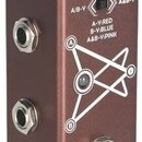 Hnědý kovový pedál s nápisy ABY a Channel Switch. Na horní části je přepínač s označením A/B-Y a A&B-Y, pod ním text A-Y:RED, B-Y:BLUE a A&B-Y:PINK.…
