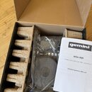 V kartonové krabici s polystyrenovými výplněmi je v plastovém obalu DJ kontrolér černé barvy. Na přístroji je bílé logo gemini a nápis MDJ-900 PROFES…