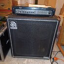 Černý basový kombozesilovač tvořený samostatnou hlavou a boxem. Na hlavě je nápis Ampeg SVT-3 PRO, na přední mřížce boxu je logo Ampeg a v pravém dol…