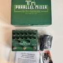 Na fotografii je zelený efektový pedál Electro-Harmonix Tri Parallel Mixer v doprovodu originální krabice, napájecího adaptéru v plastovém sáčku a pr…