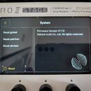 Detailní záběr na displej a horní část bílého efektového procesoru. Na šasi je nápis PERO II STAGE, CDCM HD Gen 2, Tri-Core DSP a Amp Modeler / Effec…