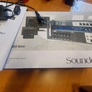 Na fotografii je krabice s nápisem Soundcraft a obrázkem digitálního mixážního pultu, na kterém je uveden model Soundcraft Ui16. Vedle krabice leží p…
