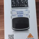 Fotografie znázorňuje krabici od efekt pedálu. Na krabici je zobrazen přístroj s nápisy DR600 DIGITAL REVERB a logo behringer. Na obrázku pedálu jsou…