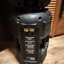 Černý pasivní reproduktor v plastovém krytu. Na zadním panelu je nápis SAMSON aura a text 400 WATT PASSIVE SPEAKER CABINET. Jsou zde vidět konektory…