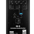 Zadní strana černého studiového monitoru s nápisy IN-5 a Coincident Studio Monitor. V horní části je schéma s ikonami rozmístění reproduktorů, ve stř…