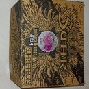 Kartonová krabice s hnědým potiskem a ornamentální grafikou. Na povrchu jsou vidět nápisy SUHR, SUHR EFFECTS a guitars & amps #029. Uprostřed je nale…