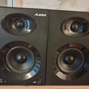 Dva černé studiové monitory s logem Alesis v pravém horním rohu. Každý reproduktor obsahuje jeden výšký a jeden basový měnič. Na levém monitoru jsou…