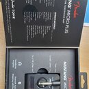 Černý sluchátkový zesilovač Fender MUSTANG MICRO PLUS v originální krabici. Na zařízení je vidět logo Fender, nápis MUSTANG MICRO PLUS a ovládací prv…