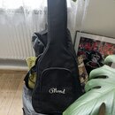Černý poloměký pouzdro (gig bag) na hudební nástroj. V dolní části je bílý nápis „Blond“. Povrch materiálu vypadá čistě a bez viditelného opotřebení.