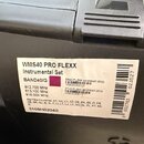 Fotografie zachycuje detail šedého plastového kufru s nalepeným bílým štítkem. Na štítku je uveden název WMS40 PRO FLEXX Instrumental Set a označení…
