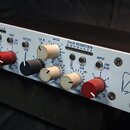 Bílé rackové studio zařízení s nápisem 5043 a textem pod ním "Precision Series Dual Compressor". Přední panel obsahuje dva identické kanály ovládání…